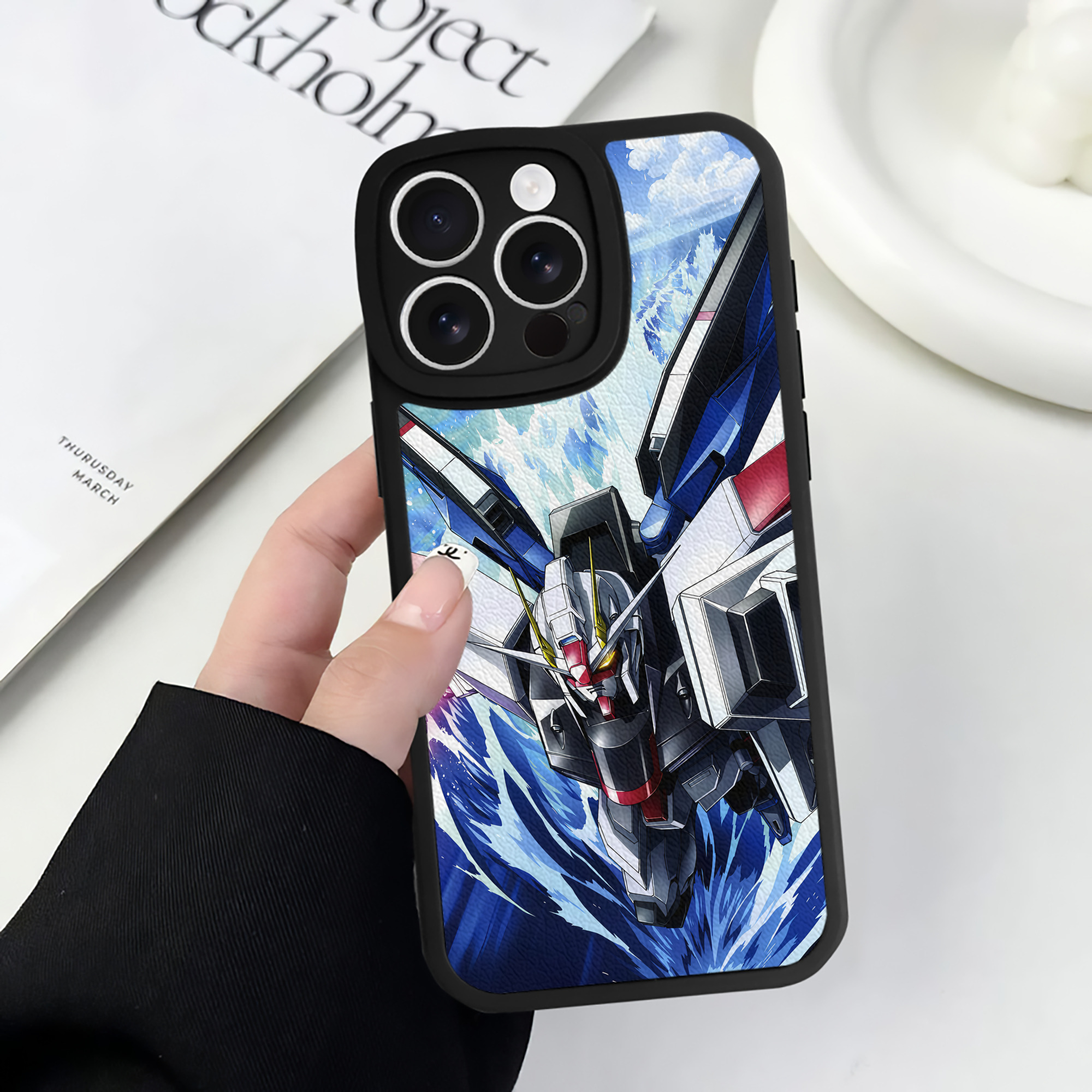 （画像用） 機動戦士ガンダム Mobile Suit Gundam 【iPhone 16シリーズ対応】シリコンスマホケース（レザー調） 材質：シリコン